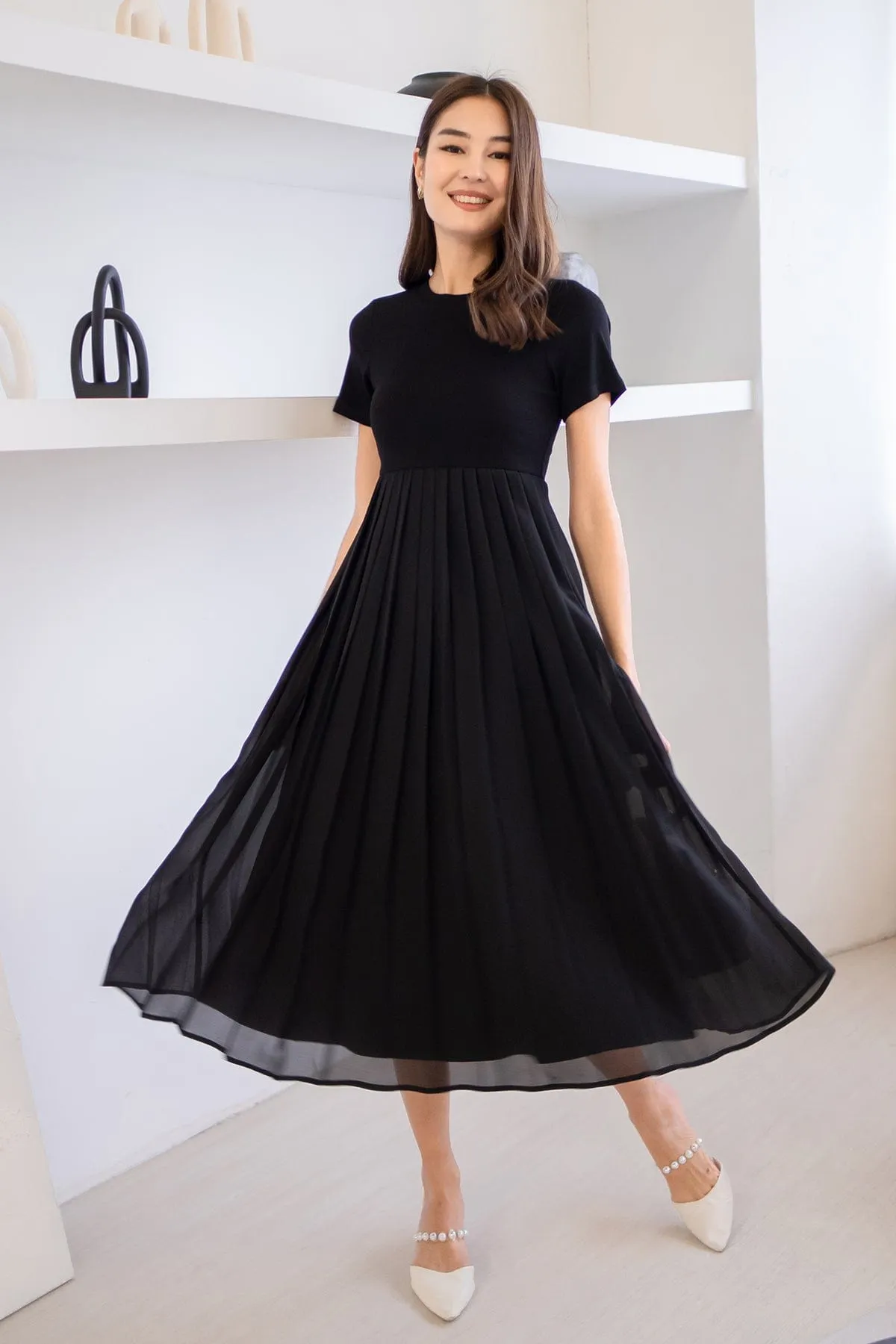 ADISON PLEATS MIDAXI DRESS IN BLACK