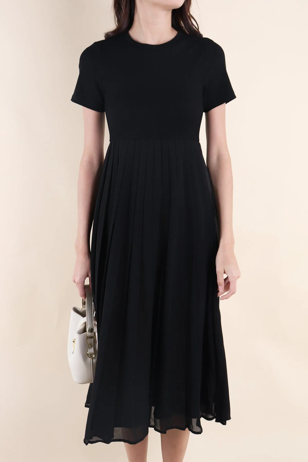 ADISON PLEATS MIDAXI DRESS IN BLACK