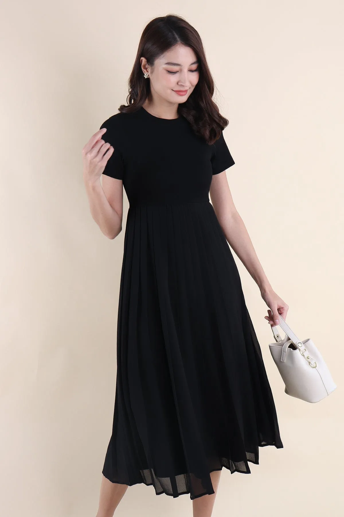 ADISON PLEATS MIDAXI DRESS IN BLACK